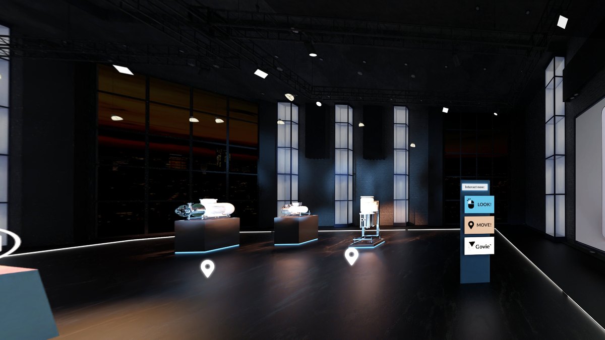 Virtueller Showroom im Browser: Exponate auf Podesten in einer dunklen Halle, Markierungen zum Anklicken