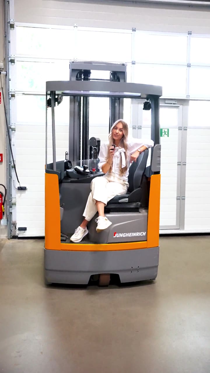 Standbild aus dem Recruiting-Clip: Mitarbeiterin in der Galvanik